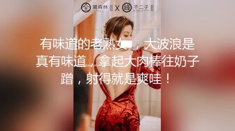 随意扒下美女的领口